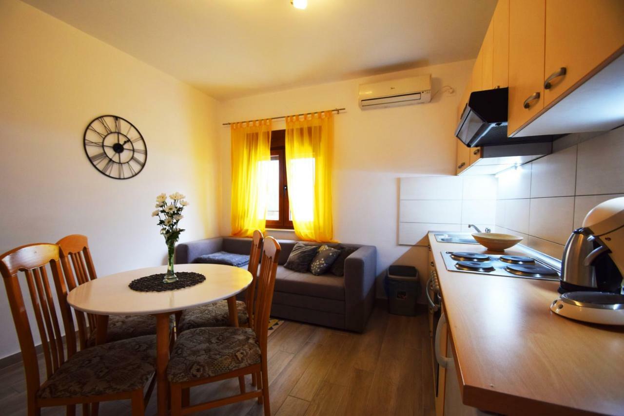 Apartmani 4 Palme Stari Grad Kültér fotó